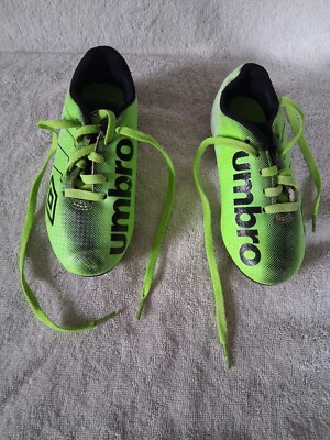 Umbro (larger) Arturo football boots for boys, green and black, size 6..........