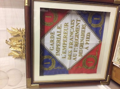 Napoleonische ( Replik ) Flagge und Adler im Vitrinenrahmen.