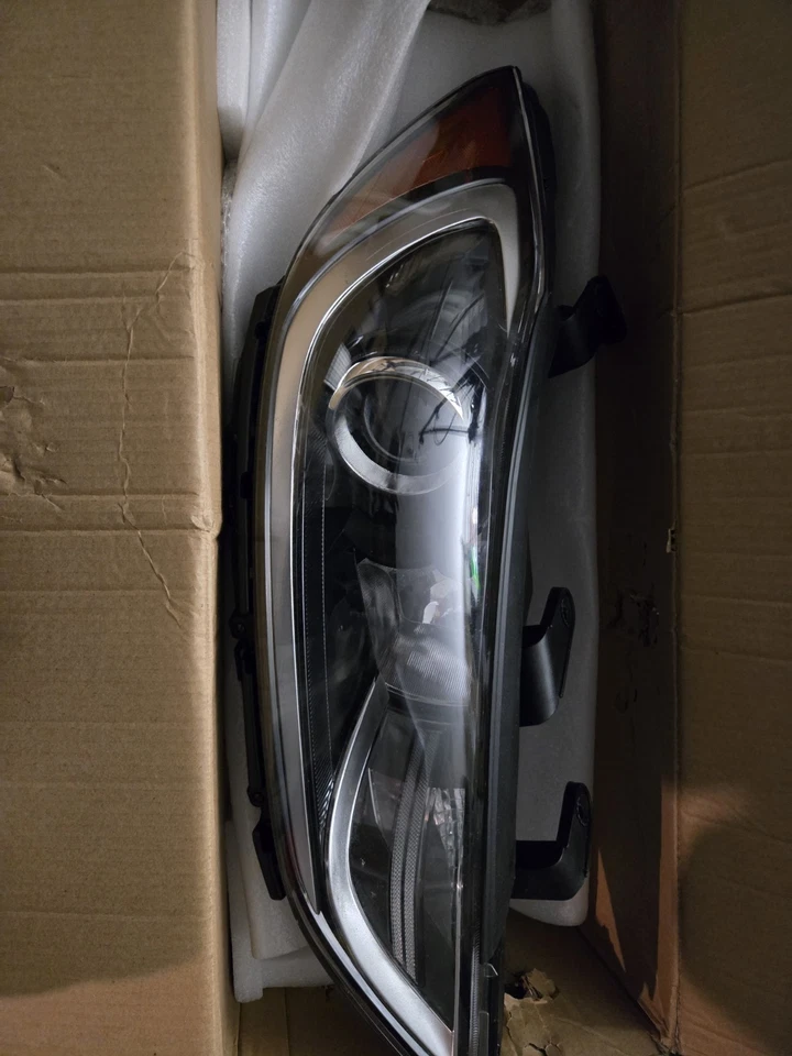 Faro derecho Hyundai Elantra 2017-2018 Foto 2 de 4