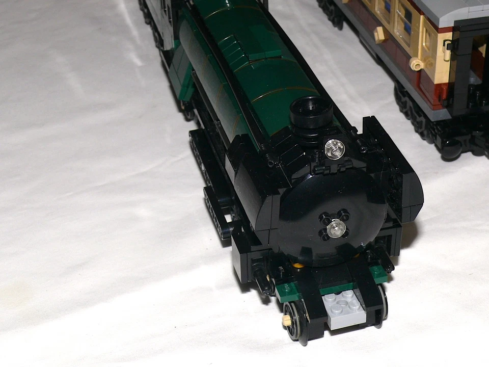 Lego Train 10194 Emerald Night - Somente locomotiva, tender e carro de passageiros - Imagem 4 de 4