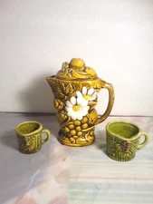 VTG Japan Daisy Flowers Green Ceramic Pitcher w/Lid & 2 Measuring Cup Lot of 3