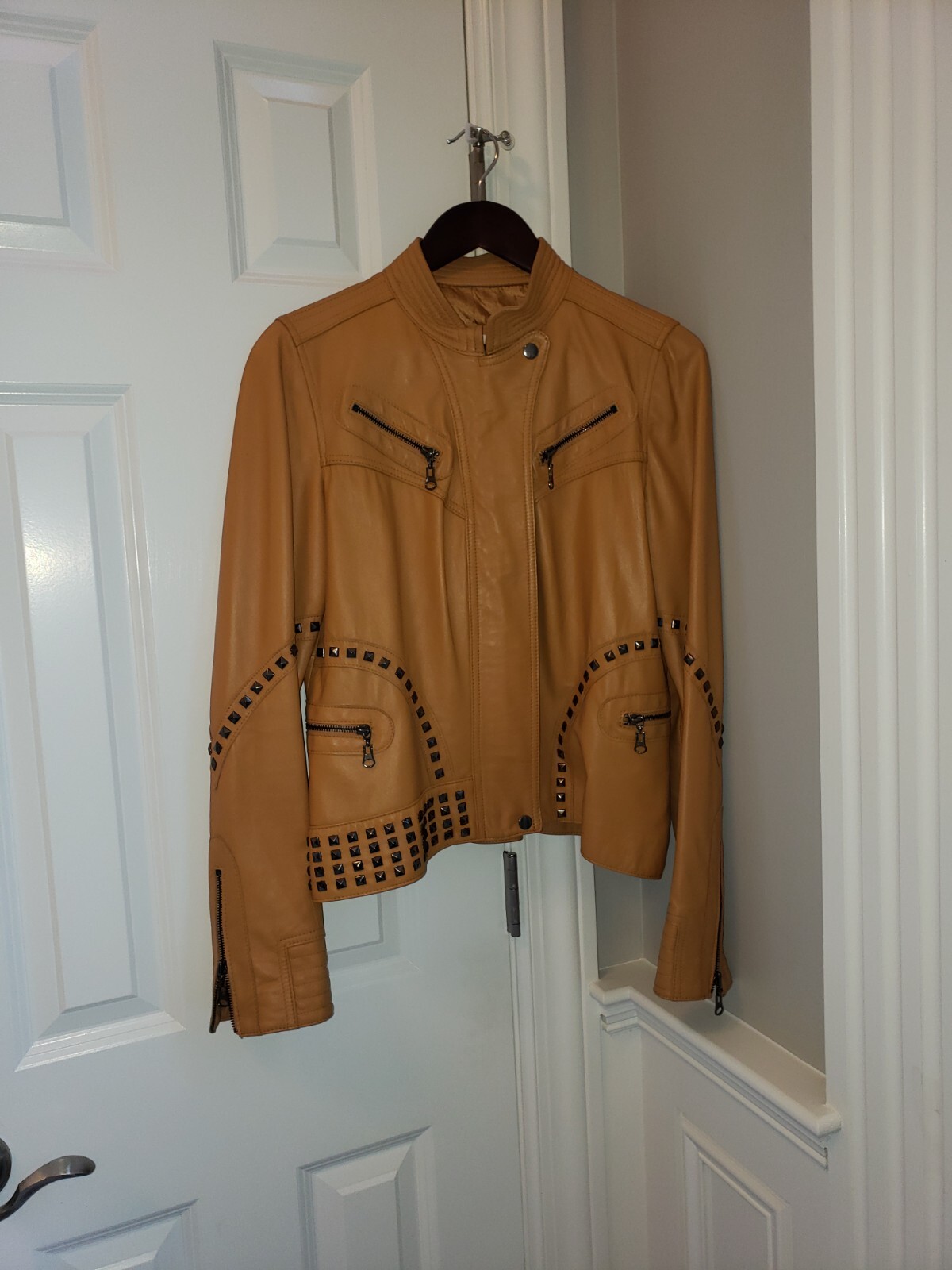 Stylish Women's Genuine Leather Jacket for Everyday Wear-image