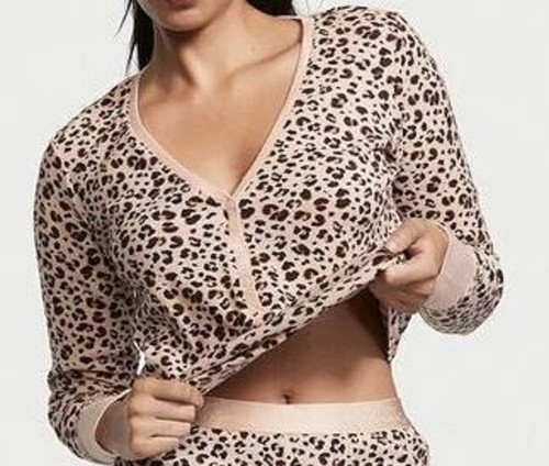 Top de Dormir Victorias Secret Térmico Henley Talla XL Estampado Animal Guepardo Cuello en V - Imagen 8 de 13