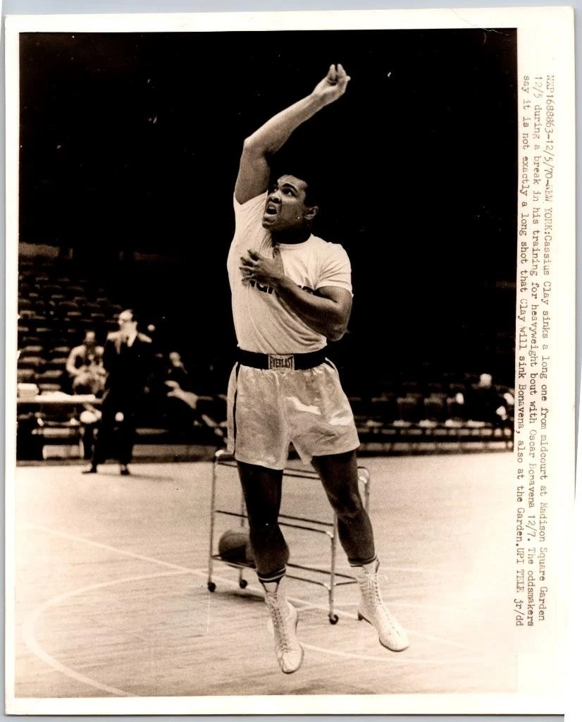 1970 Muhammad Ali at Madison Square ガーデン ボクシングワイヤー フォト - タイプ3 - 画像1/3