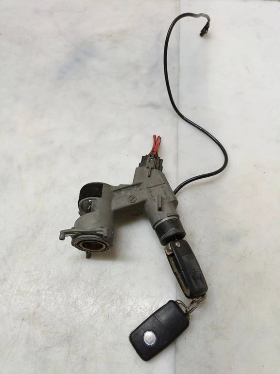 Volkswagen Transporter - Caravelle T4 2000 Petrol Ignition barrel lock 701905851 - Image 2 of 4