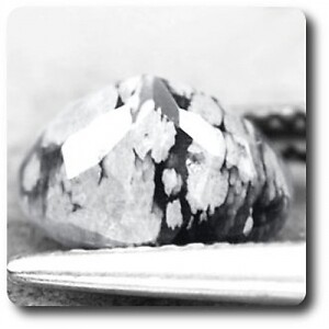Obsidienne flocon de neige 1.90 cts, gemme d'Afrique taillée avec précision