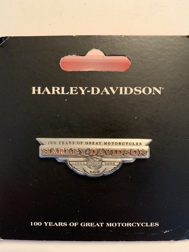 97983-03V HARLEY-DAVIDSON 203 100TH HALF TRIANGLE PIN NEW COLLECTIBLE GIFT - 第 1/1 張圖片
