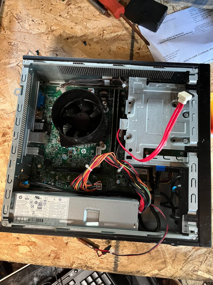 Escritorio torre HP Pavilion Slimline 290-p0043w (500 GB, Intel Celeron, 3,10 GHz, 4 GB) Foto 2 de 3