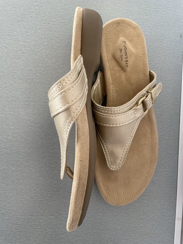 St John's Bay Flex Form ZANDORA Women Size 8.5M Thong Sandals Gold Slip-On - Picture 6 of 11