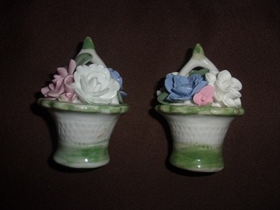 Zwei Keramik, 3D rosa und weiße Blumen in einem Korb