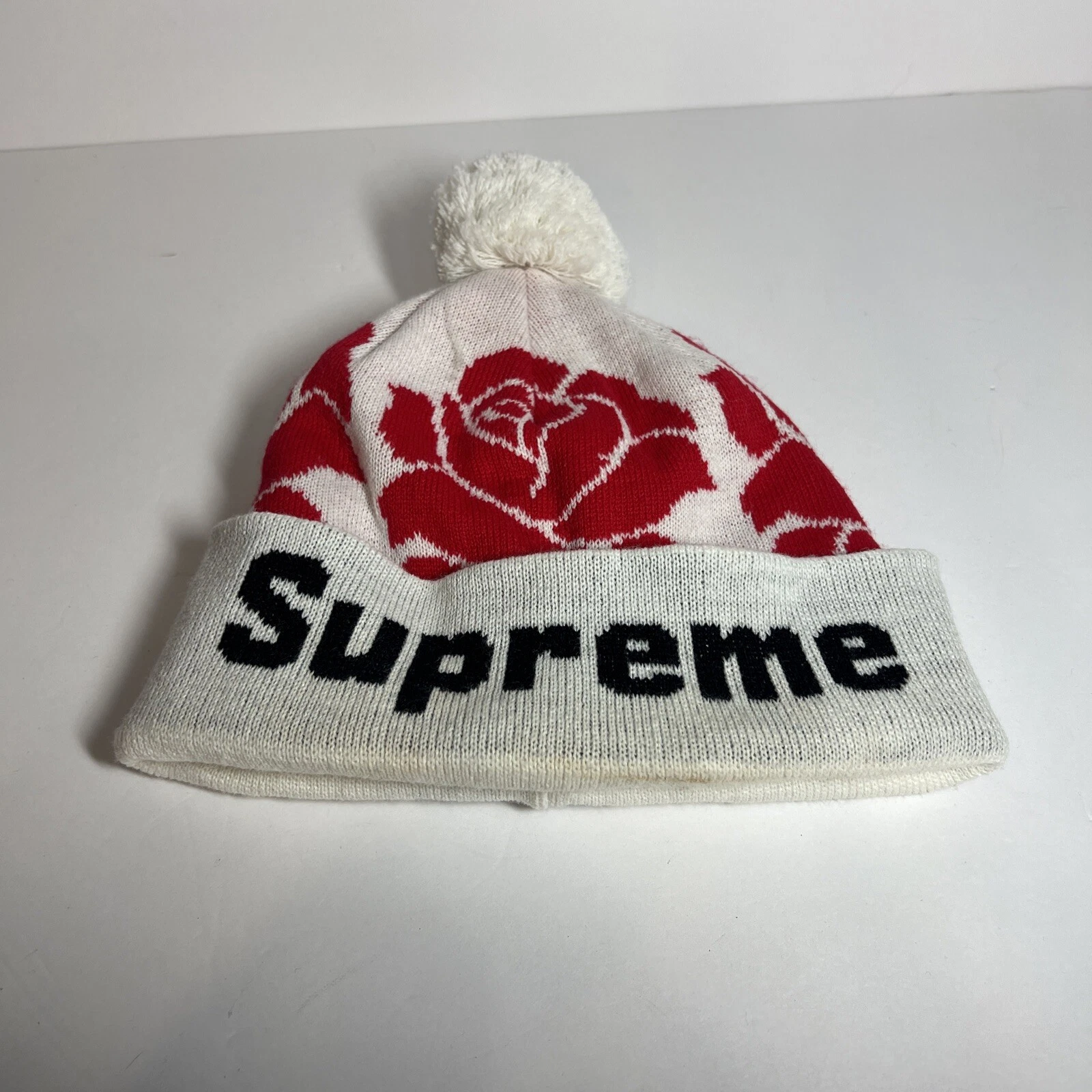 SUPREME Bonnet Rose Acrylique Manchette FW22BN52 Blanc Rouge Noir Pom Pom a Tache