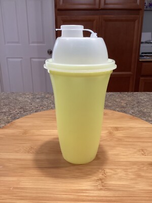 Vtg. Tupperware Yellow Quick Shake Gravy /Drink /Dressing Blender Shaker  #844