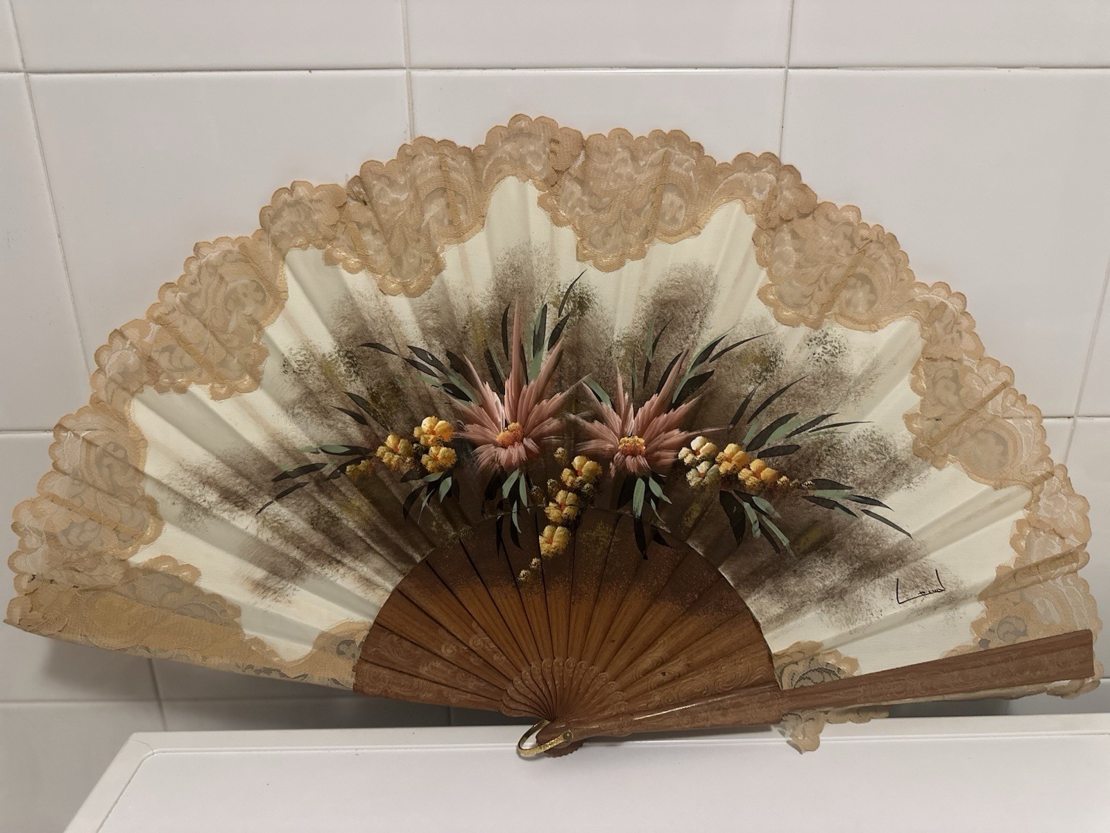 Abanico artesano español antiguo vintage con encaje pintado a mano flores