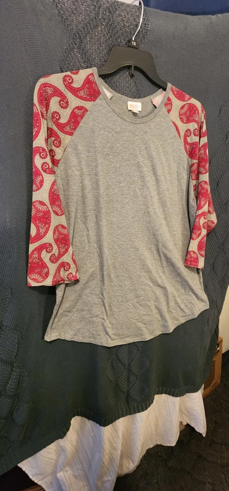 Women's LULAROE Top, Size 3X,Raglan Style, Gray With Red Paisley Designed Sleeve - Image 4 of 4