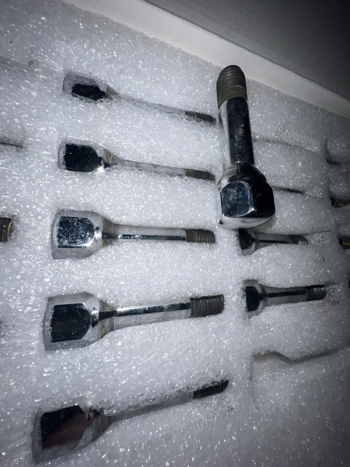 Ferrari 488 GTB - 488 spider - Full Set !!! Genuine Ferrari ! OEM lug nuts !! - Image 3 of 4