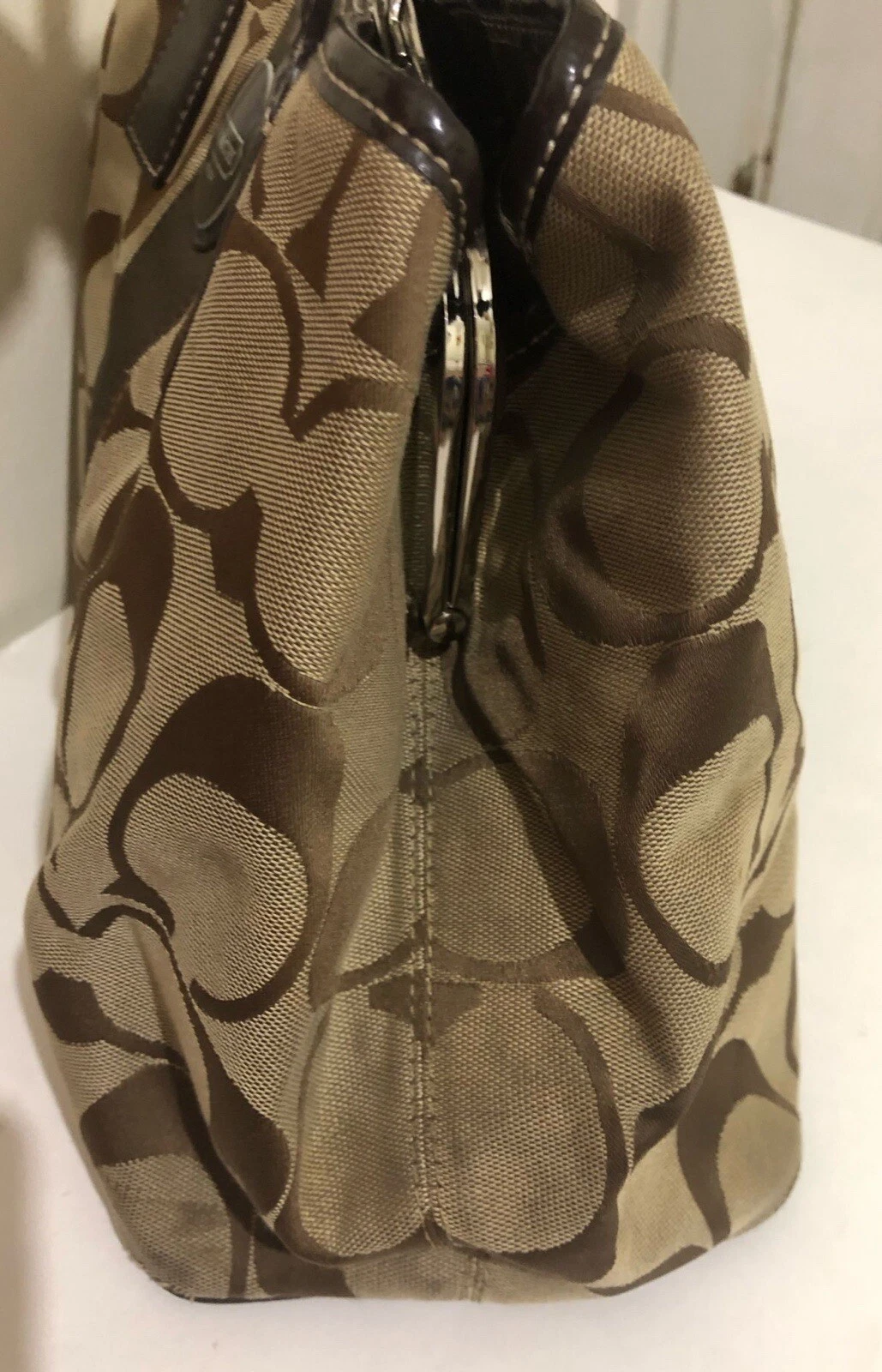 Borsa a mano COACH firma a righe con telaio a quadretti F17424 SKHMA cachi mogano