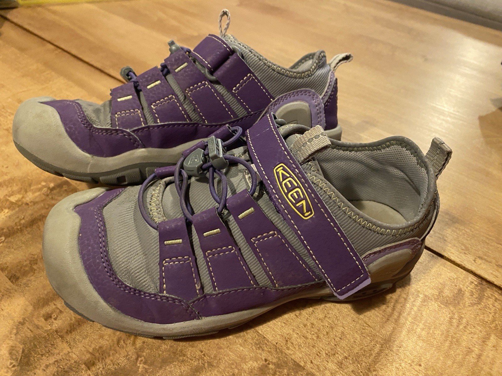 Scarpe da ginnastica Keen Knotch Hollow per bambini taglia 1 anno US atletiche viola lavabili in ottime condizioni