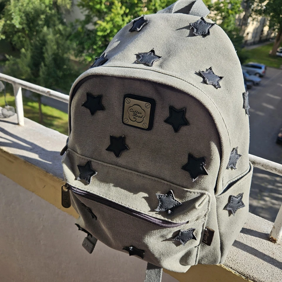 Cotton Road hellgrauer Rucksack mit schwarzen Kunstleder-Sternen