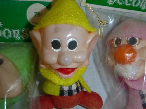 Juego de 5 Adornos de Navidad Enanos Flocados de Colección Nuevo Stock Antiguo Hong Kong - Imagen 4 de 9
