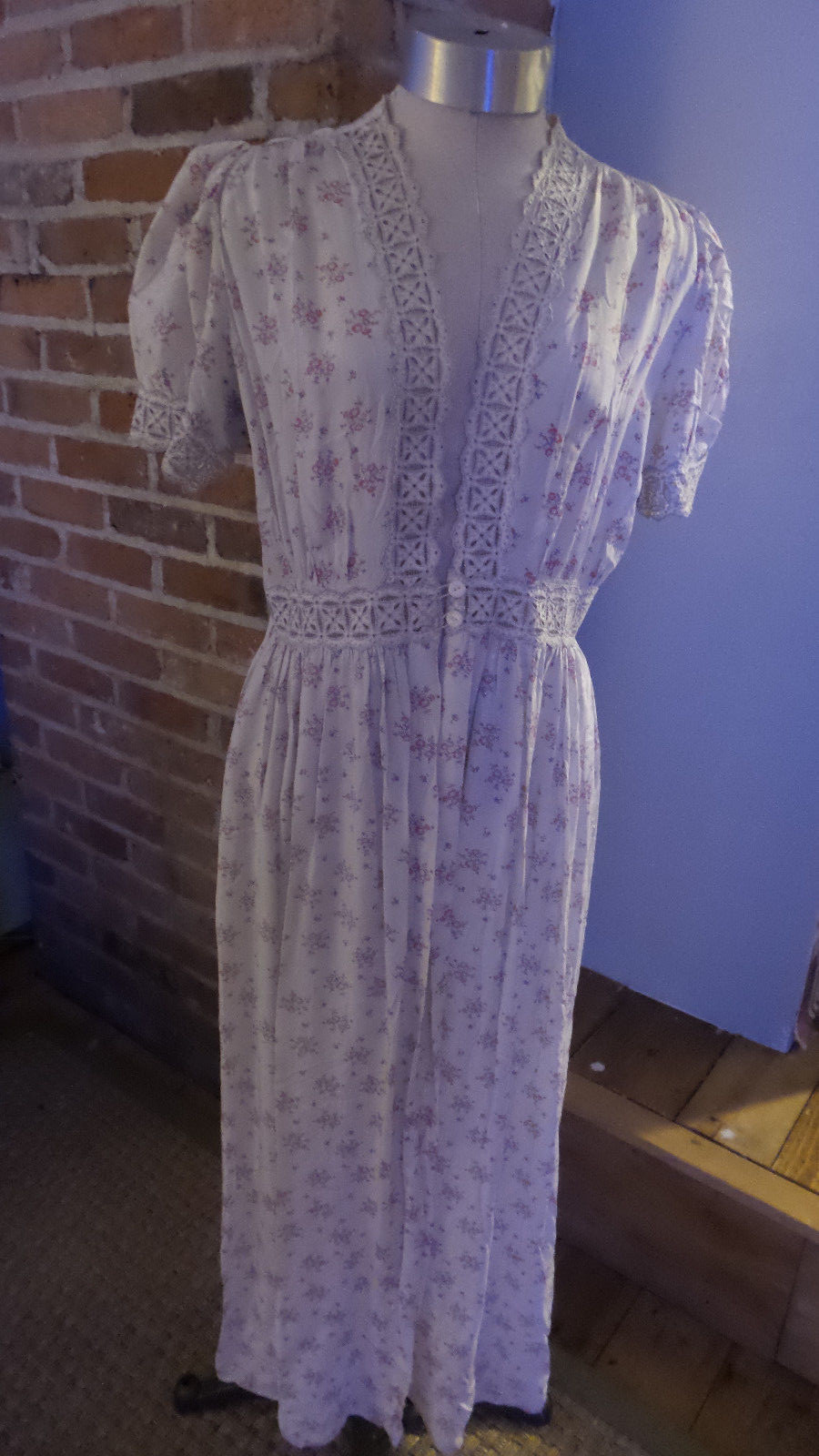 Vintage Dressing Gown/ Negligee with Lace Accents No … Gem