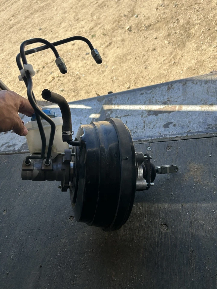 Unidad de montaje de cilindro maestro de refuerzo de freno Nissan GTR R35 2009-2016 FABRICANTE DE EQUIPOS ORIGINALES Foto 3 de 4