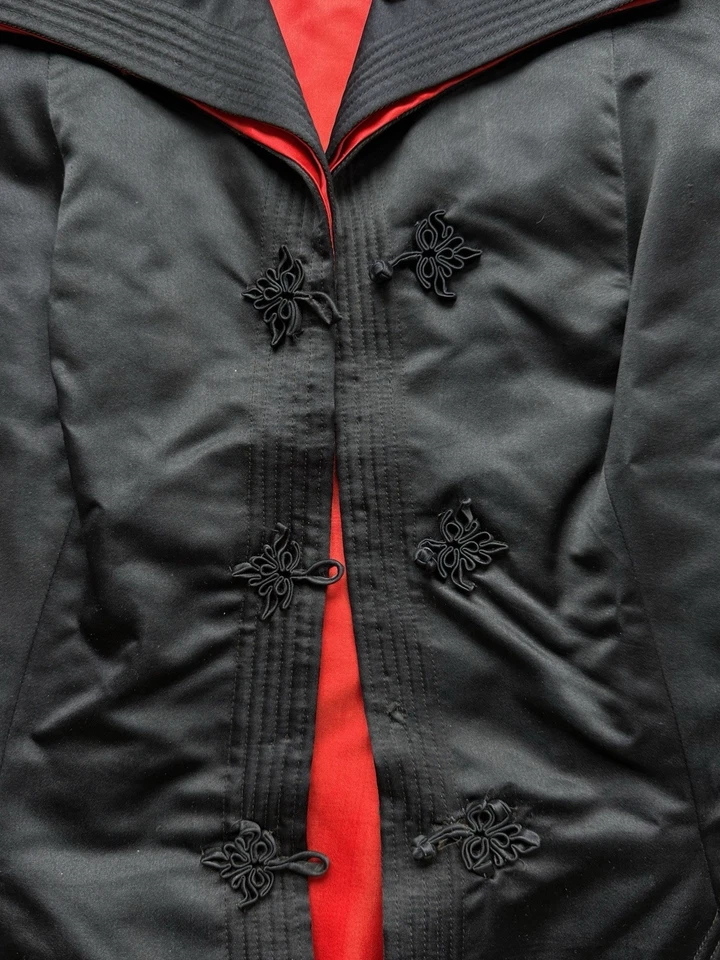 Chaqueta de seda azul marino y roja de Hong Kong de la dinastía rara de los años 60 para mujer tejida con botones rana Foto 4 de 4