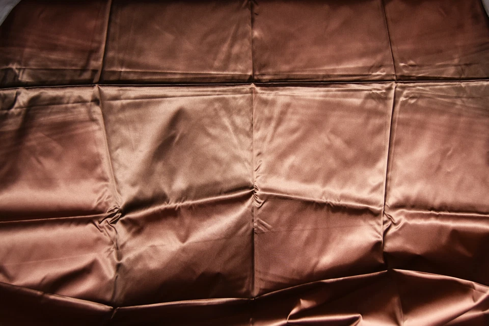 Lote Tela Artesanal Marrón Metálico Satén Floral Patrón Dorado Granja Vacas Oso de Peluche Foto 2 de 4