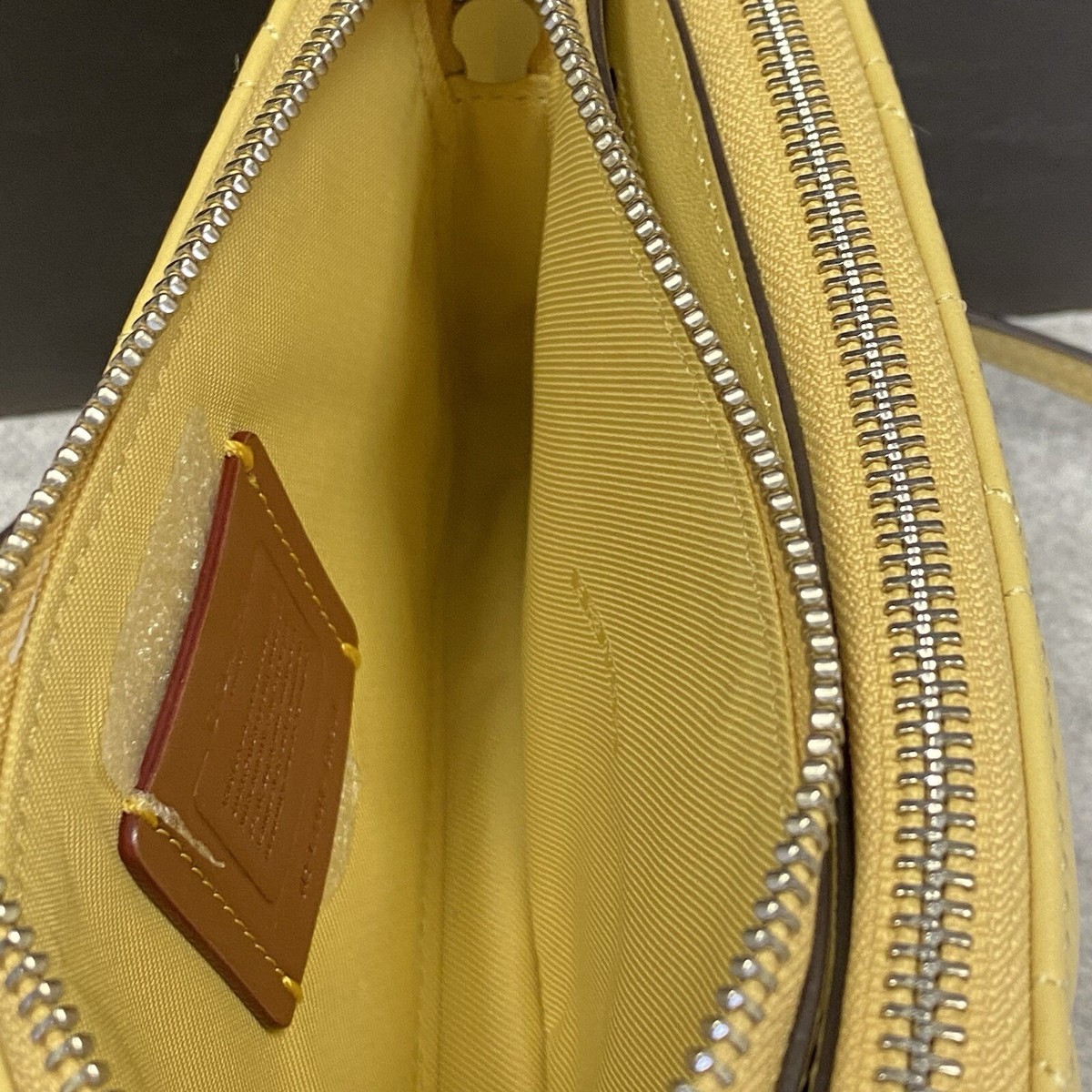 COACH VIDEO トレーナー イエロー Coach CM531 Kira Quilted Pillow Leather HAY Crossbody Wristlet