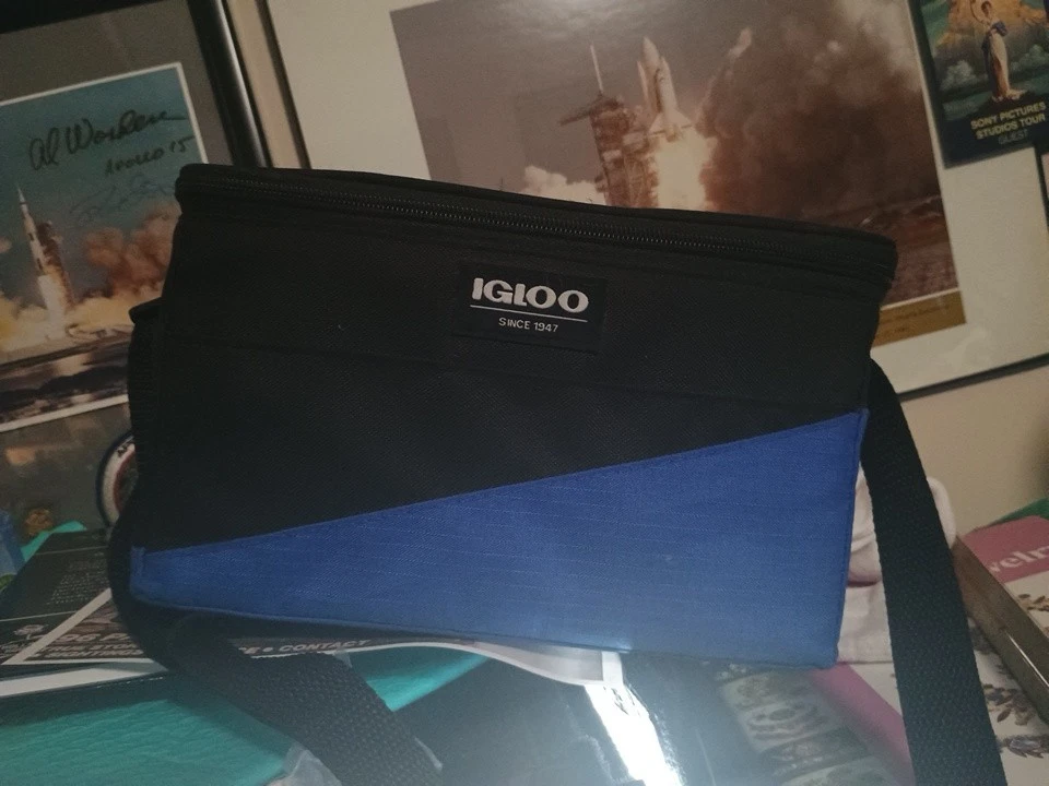 Igloo 6 latas forro duro aislado cuadrado bolsa refrigeradora negra y azul usada Foto 2 de 4