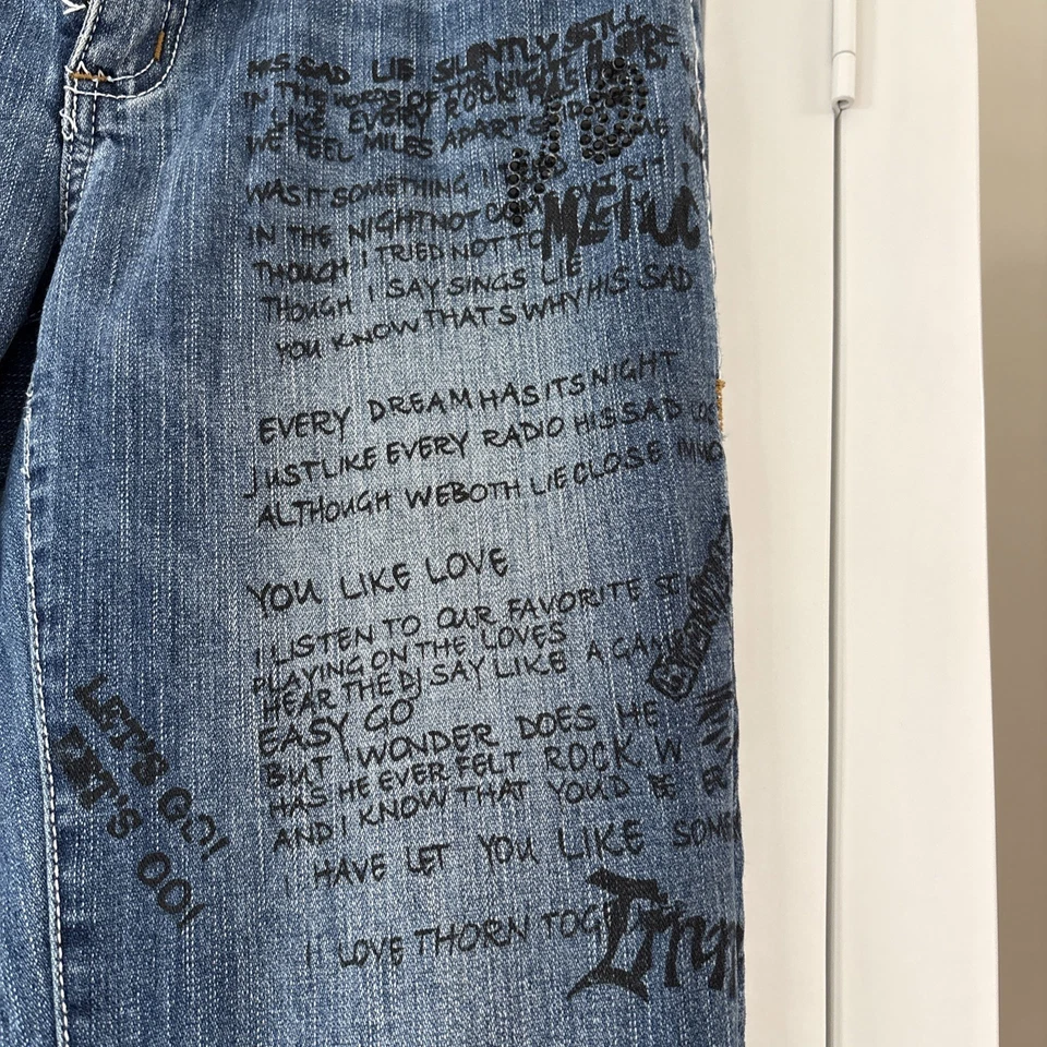 Pantalones de mezclilla azules para mujer VO 29 cuentas adornadas palabras tachuelas cadena COMO ESTÁN Foto 4 de 4