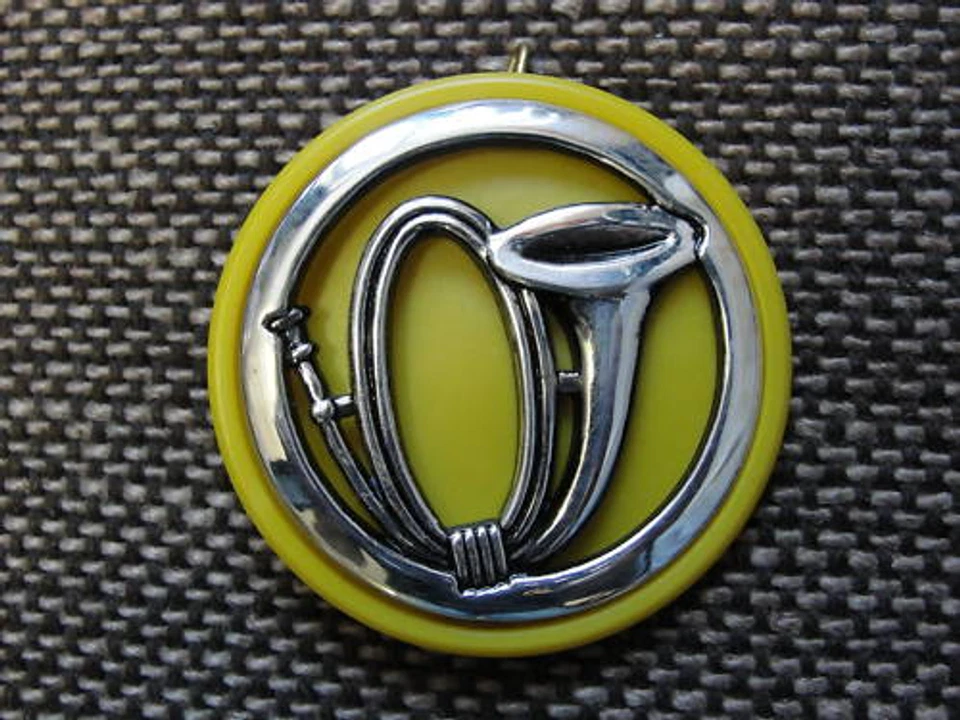 macaron plastique jaune pour insigne béret de Chasseur