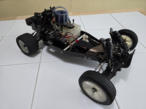 Projet de voiture RC vintage Traxxas Nitro Buggy pour pièces ou réparation avec carrosserie neuve OEM