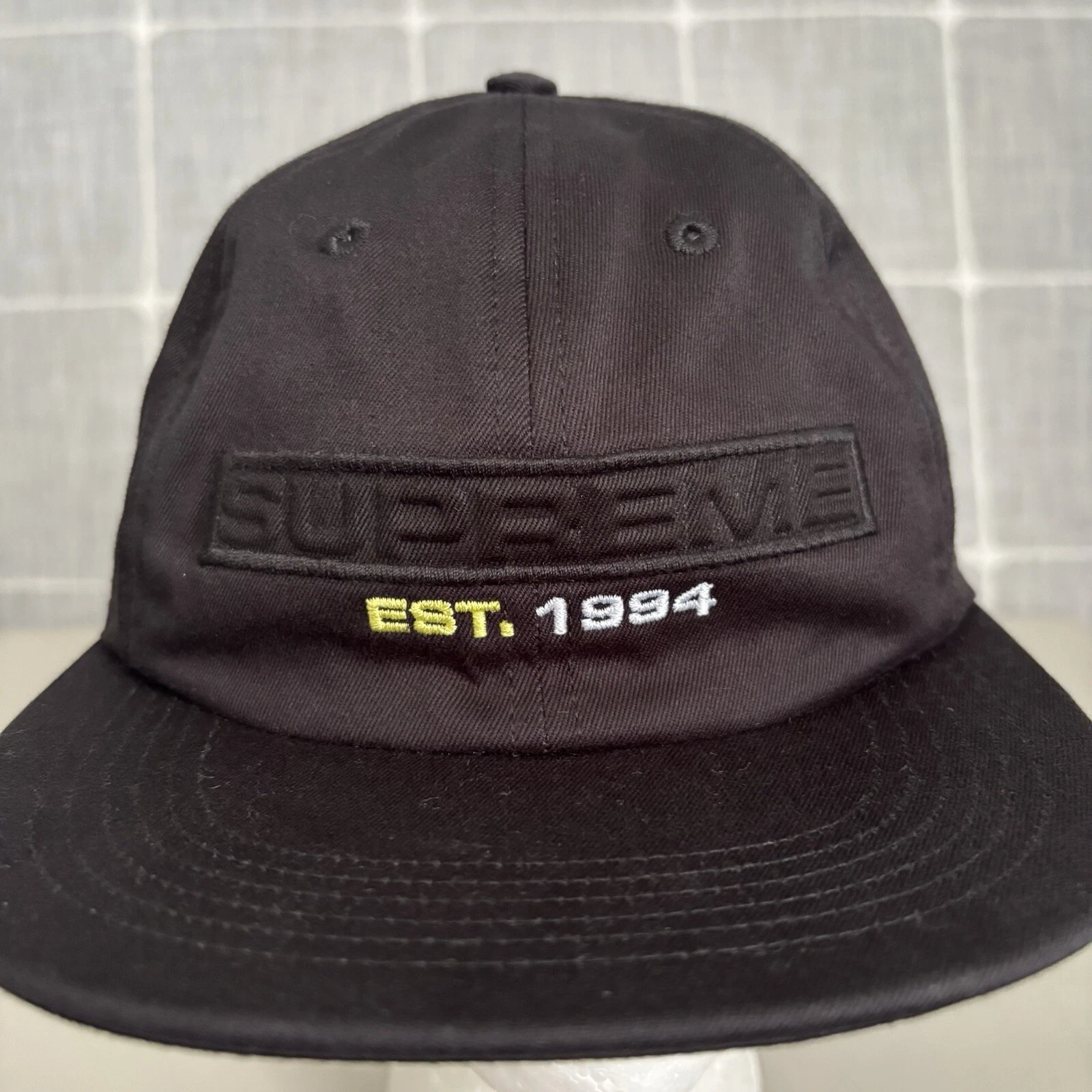 Chapeau noir snapback logo en relief suprême Spellout Est 1994 USA