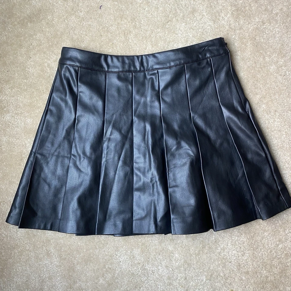 Minifalda Guess negra plisada de imitación de cuero talla pequeña Foto 2 de 4