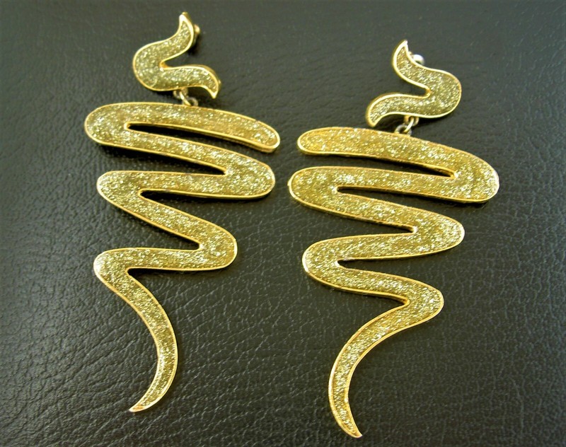 EXTRA LONG ZIG ZAG DOODLE GREEN GLITTER DROP DANGLE GOLDTONE POST EARRINGS -3.5"