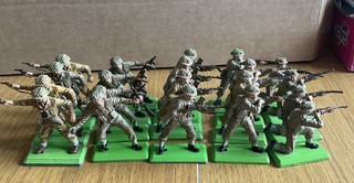 TWENTY vintage Britains Deetail WW2 British Infantry painted 1/32 in 5 poses