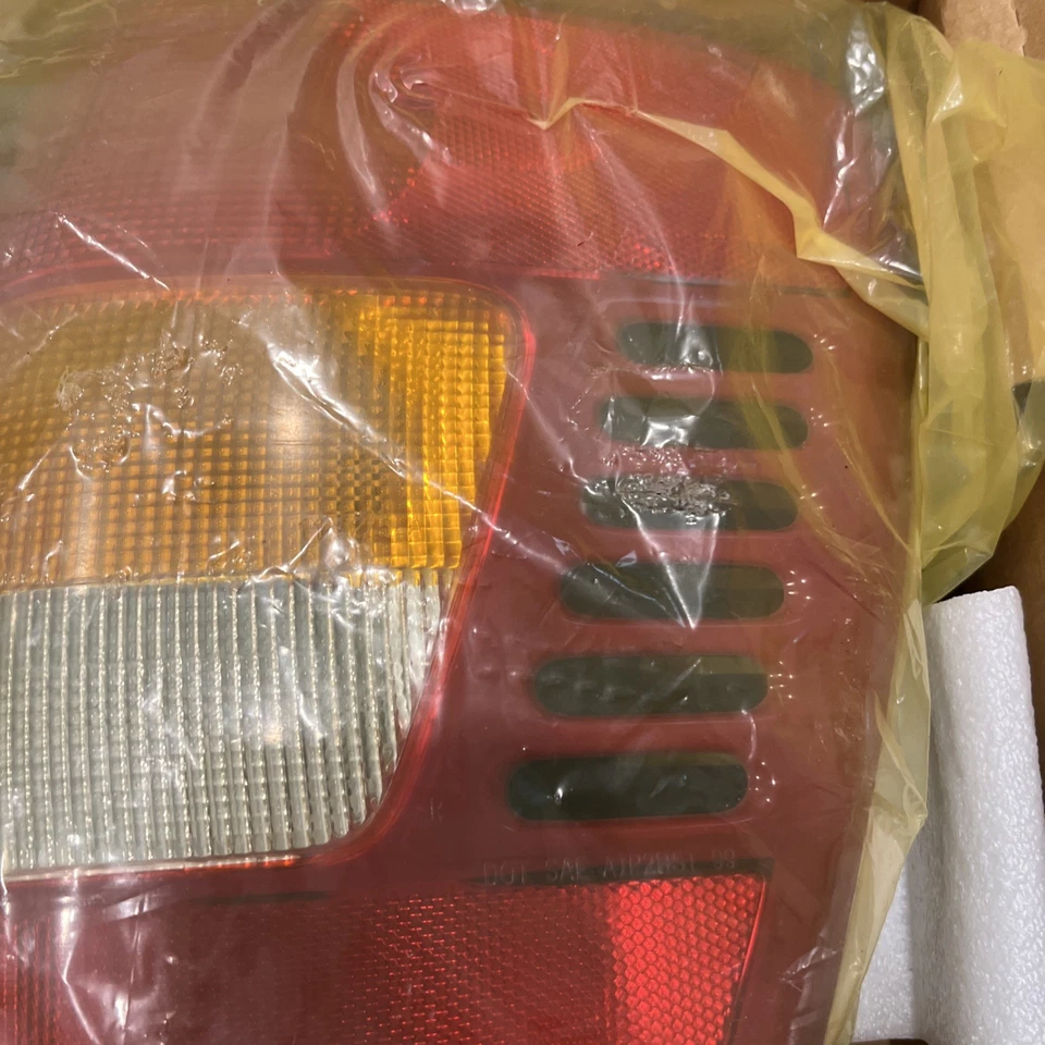 Rare Jeep Taillight Grand Cherokee 1999 - 2001 Right - Driver Side New Open Box - Image 4 of 4