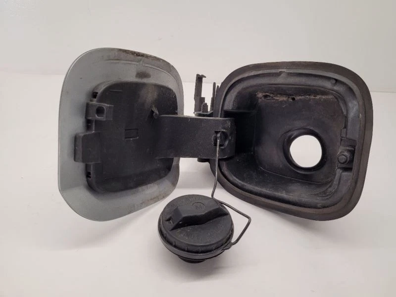 2016-2020 CHEVROLET MALIBU NEW Fuel Filler Door Silver 23135981 Foto 3 de 4