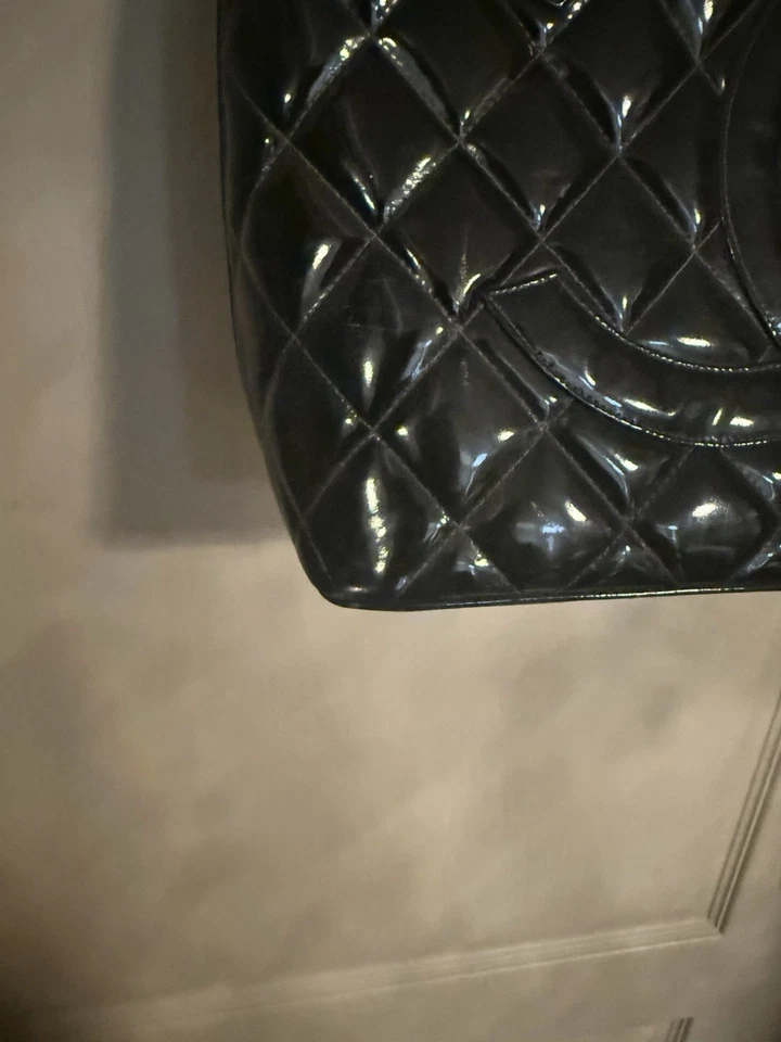 Bolso de Mano Chanel Medallion (24KT Chapado) Cuero Patente con Tarjeta de Autenticidad y Folleto Foto 4 de 4