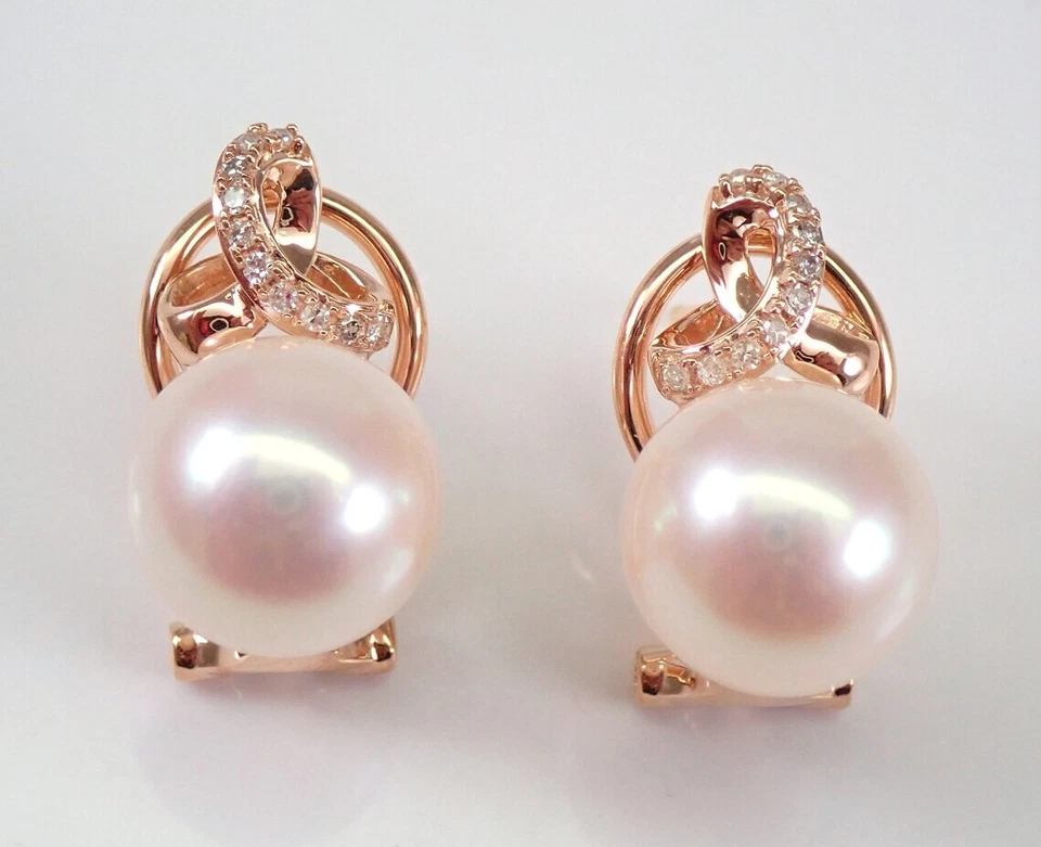 Aretes Omega Claps de perlas genuinas de corte redondo de 4,10 quilates enchapados en oro amarillo de 14 quilates Foto 3 de 4