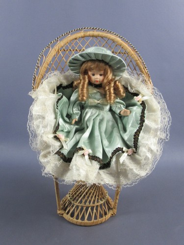 poupée porcelaine ancienne avec coffret en osier • EUR 40,00