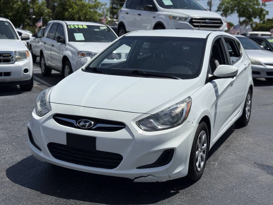 Hyundai Accent GS 2012 hatchback de 4 puertas Foto 2 de 4
