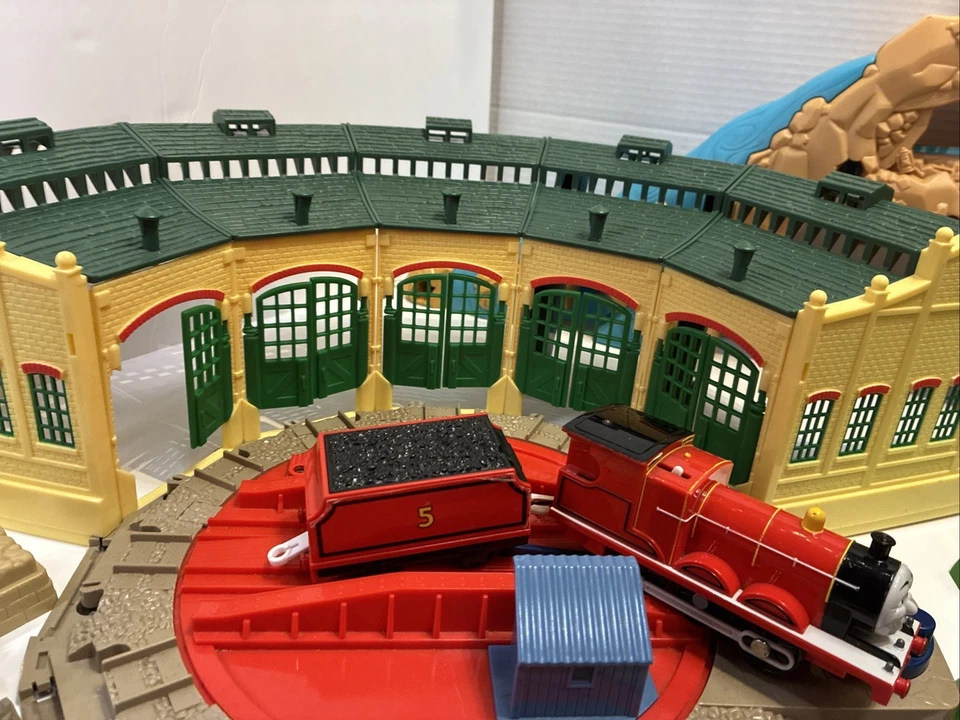 Thomas Trackmaster Incomplete Mixed Set Lot Tidmouth Sheds, Action Canyon & More - Image 4 of 4