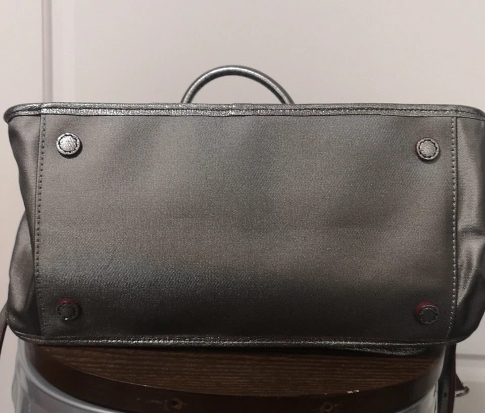 Bolso Bandolera/Hombro MZ Wallace Brillante Metálico Peltre/Gris/Plateado Foto 2 de 4