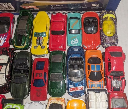 Hot Wheels VInyl Case (2007) Holds 24 Cars with misc hotwheels and matchbox cars - Picture 2 of 5