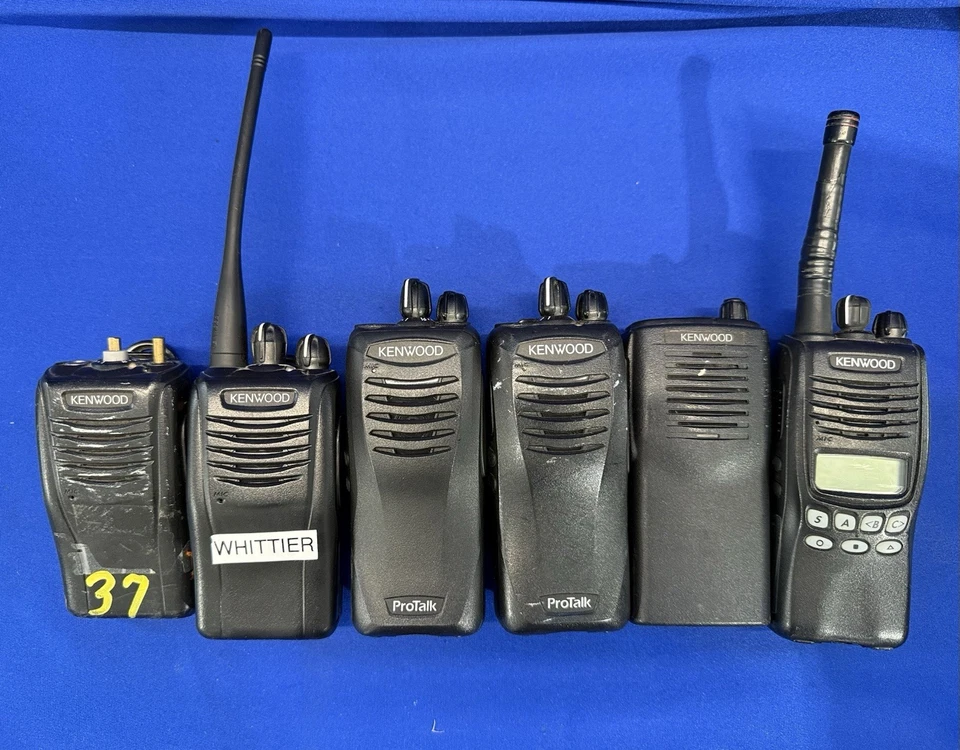 Lote de 18 radio bidireccional Kenwood con cables de alimentación y más para piezas - leer más abajo Foto 4 de 4