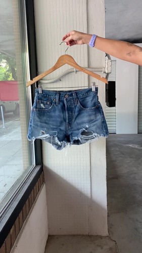 Pantaloncini jeans Levi's denim invecchiati orlo sfilacciato vita alta blu lavaggio W24 - Video 1 di 1