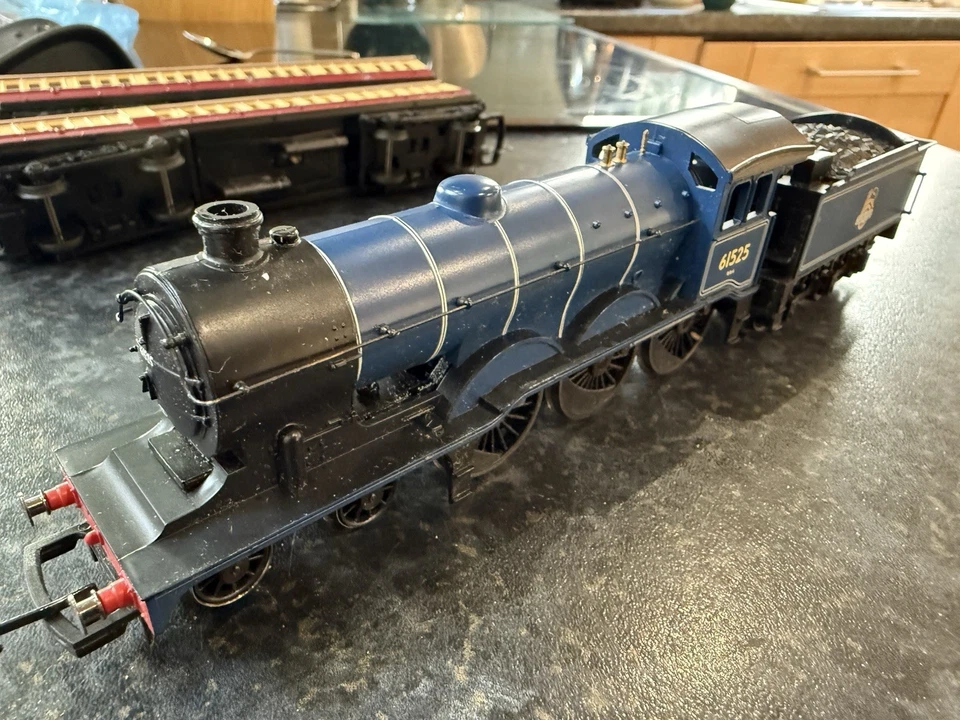 OO HORNBY R1089 BR 61525 B12 Steam Loco Plus 2 Coaches - "The Anglian" Set - Image 2 of 4