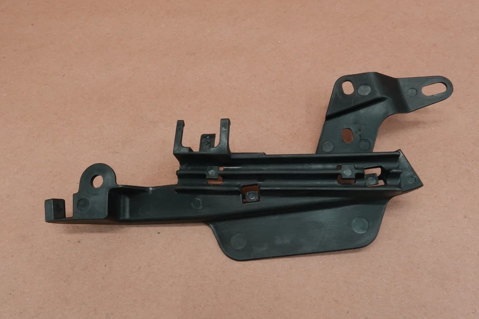 Кронштейн для крепления направляющей прокладки кабеля Triumph Thunderbird 2009-2019 годов выпуска - Изображение 3 из 4