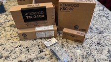 Nuova radio KENWOOD UHF TK-3180-K, microfono KMC-72, caricabatterie KSC-32 e batteria KNB-32N